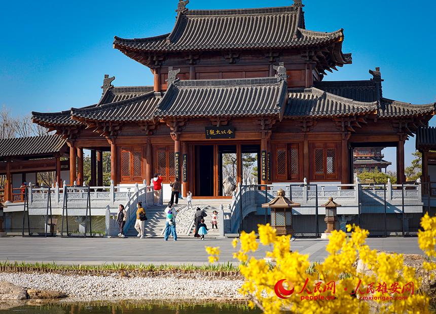 雄安悅?cè)莨珗@一角，不少家長帶著孩子前來游玩。人民網(wǎng)宋燁文攝