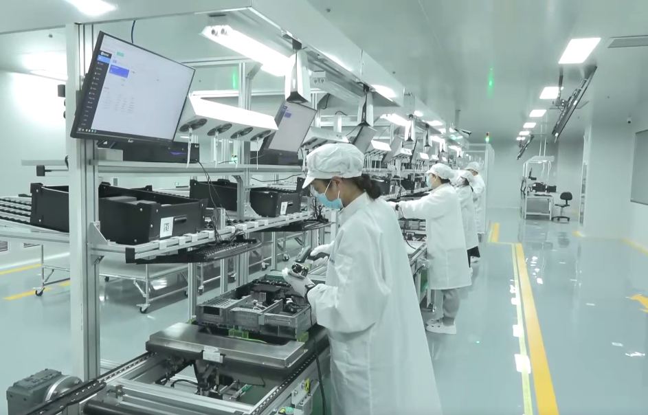 雄安新區(qū)首條信創(chuàng)產(chǎn)品數(shù)字化產(chǎn)線(xiàn)上，工作人員正在進(jìn)行個(gè)性化裝配。雄安百信信息科技有限公司供圖