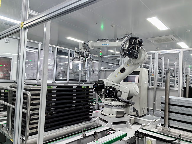 雄安新區(qū)首條信創(chuàng)產(chǎn)品數(shù)字化產(chǎn)線(xiàn)自動(dòng)化裝配作業(yè)。雄安百信信息科技有限公司供圖