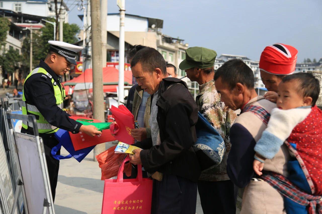 民警向群眾發(fā)放宣傳手冊(cè).jpg