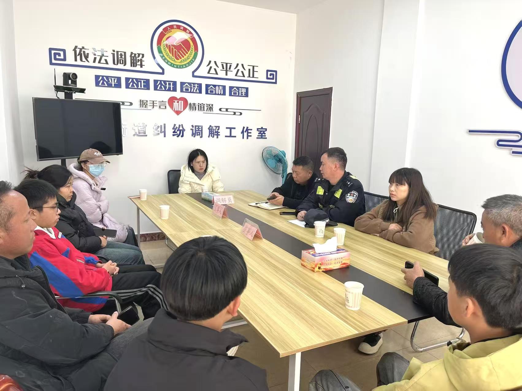 圖3民警調(diào)解糾紛現(xiàn)場.jpg