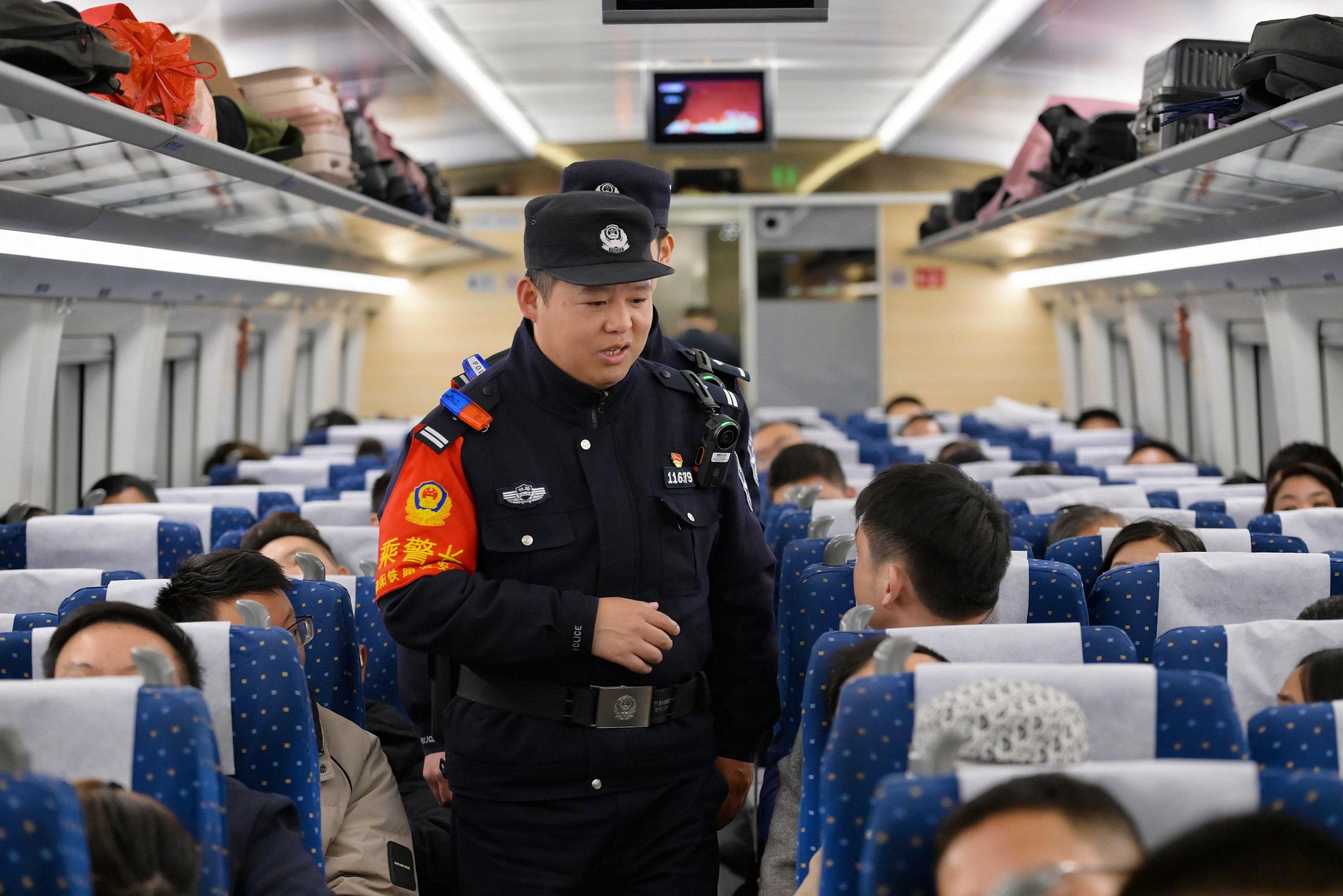 圖2 民警巡視列車確保平安.jpg