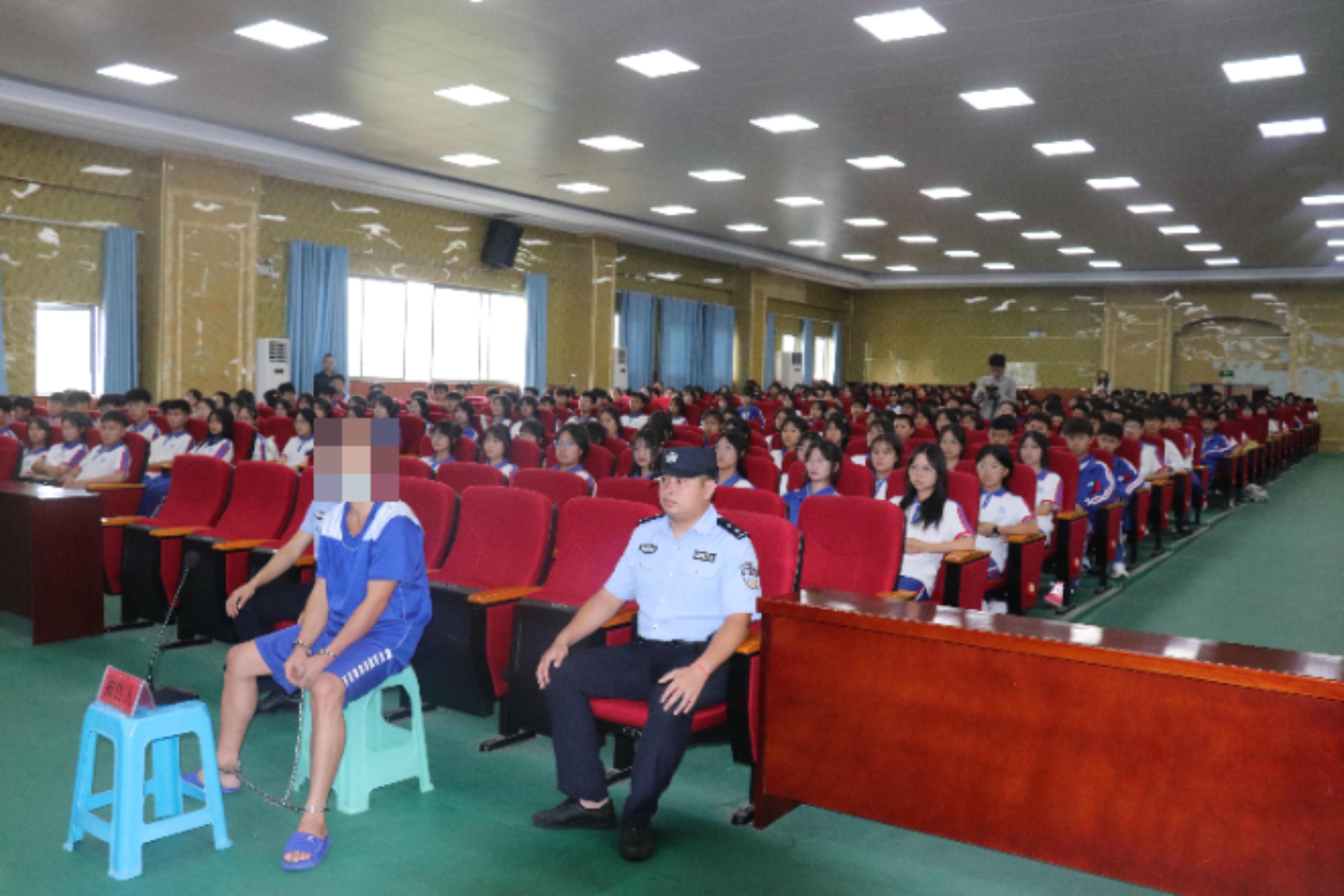 圖2 庭審進(jìn)校園活動(dòng)現(xiàn)場(chǎng).jpg