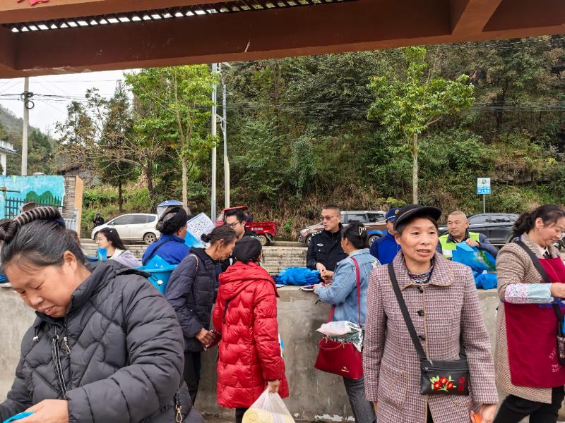 圖3 ?；痉ㄋ?lián)合公安、綜治、交管等部門開展“道路交通安全”主題法治宣傳活動.jpg