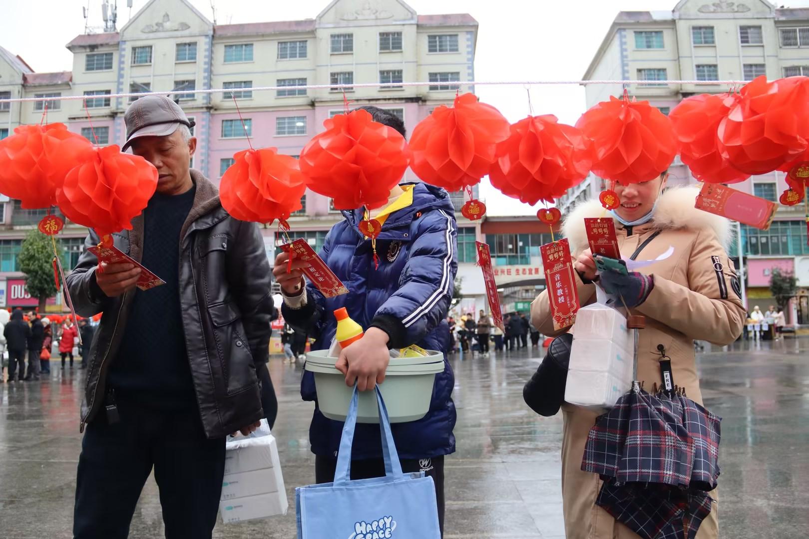 圖3 市民參加普法宣傳活動(dòng).jpg