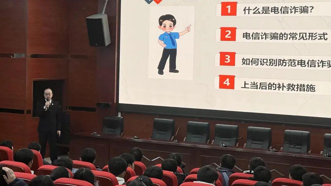 圖2 法治課現(xiàn)場(chǎng)2.jpg