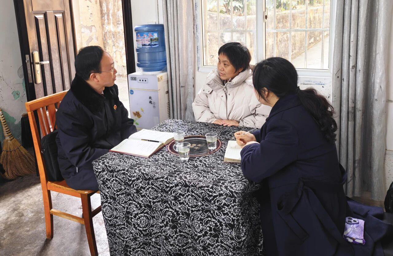 圖1   與代表交談.jpg