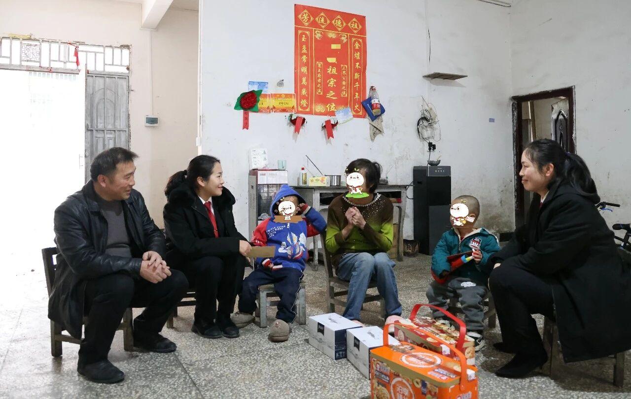 圖5 荔波法院“愛心媽媽”走訪慰問困境、留守兒童.jpg