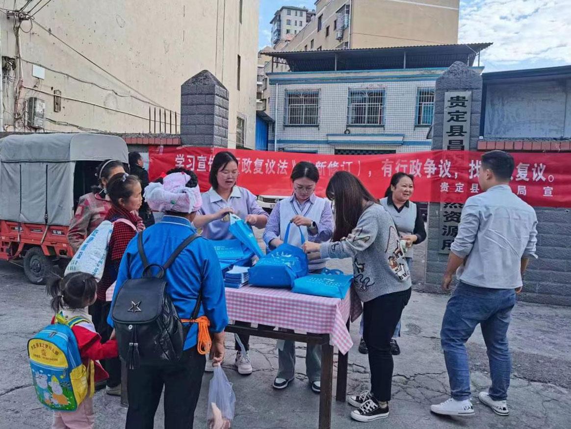 圖4 行政復(fù)議法治宣傳現(xiàn)場(chǎng).jpg