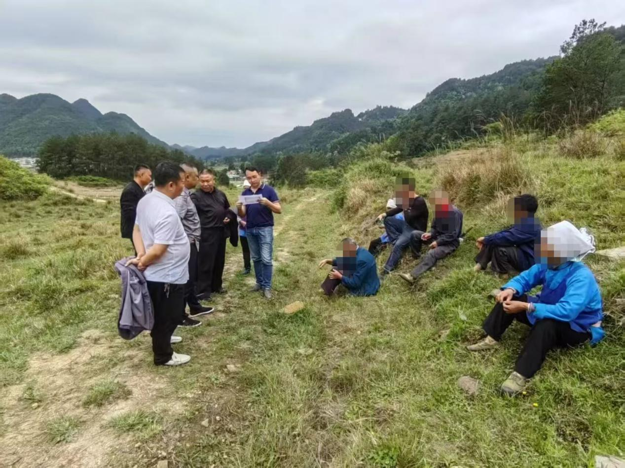 圖3 與村民調(diào)解協(xié)商現(xiàn)場(chǎng).png