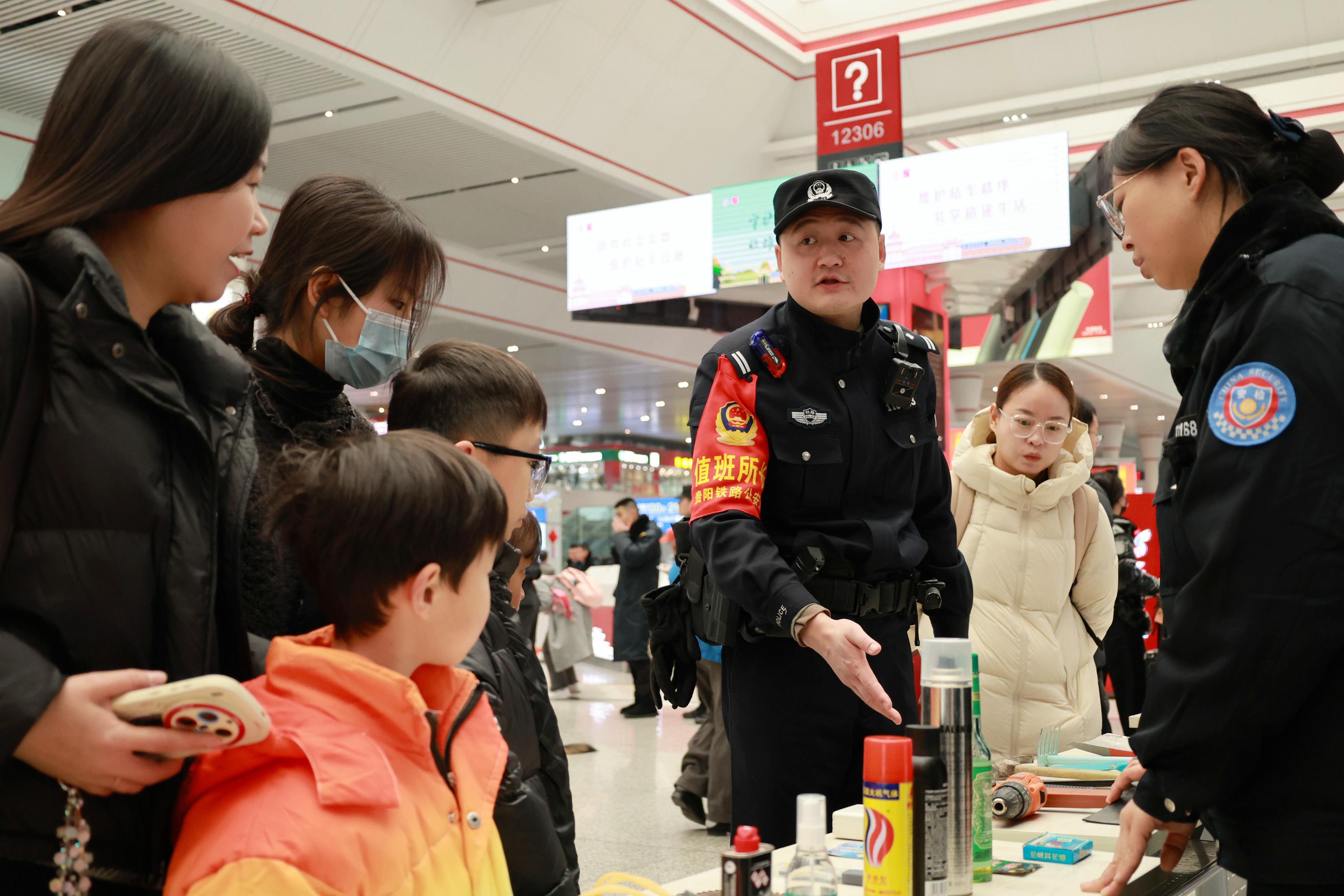 11 民警細(xì)致講解安檢禁帶、限帶物品的相關(guān)規(guī)定與常識(shí).jpg