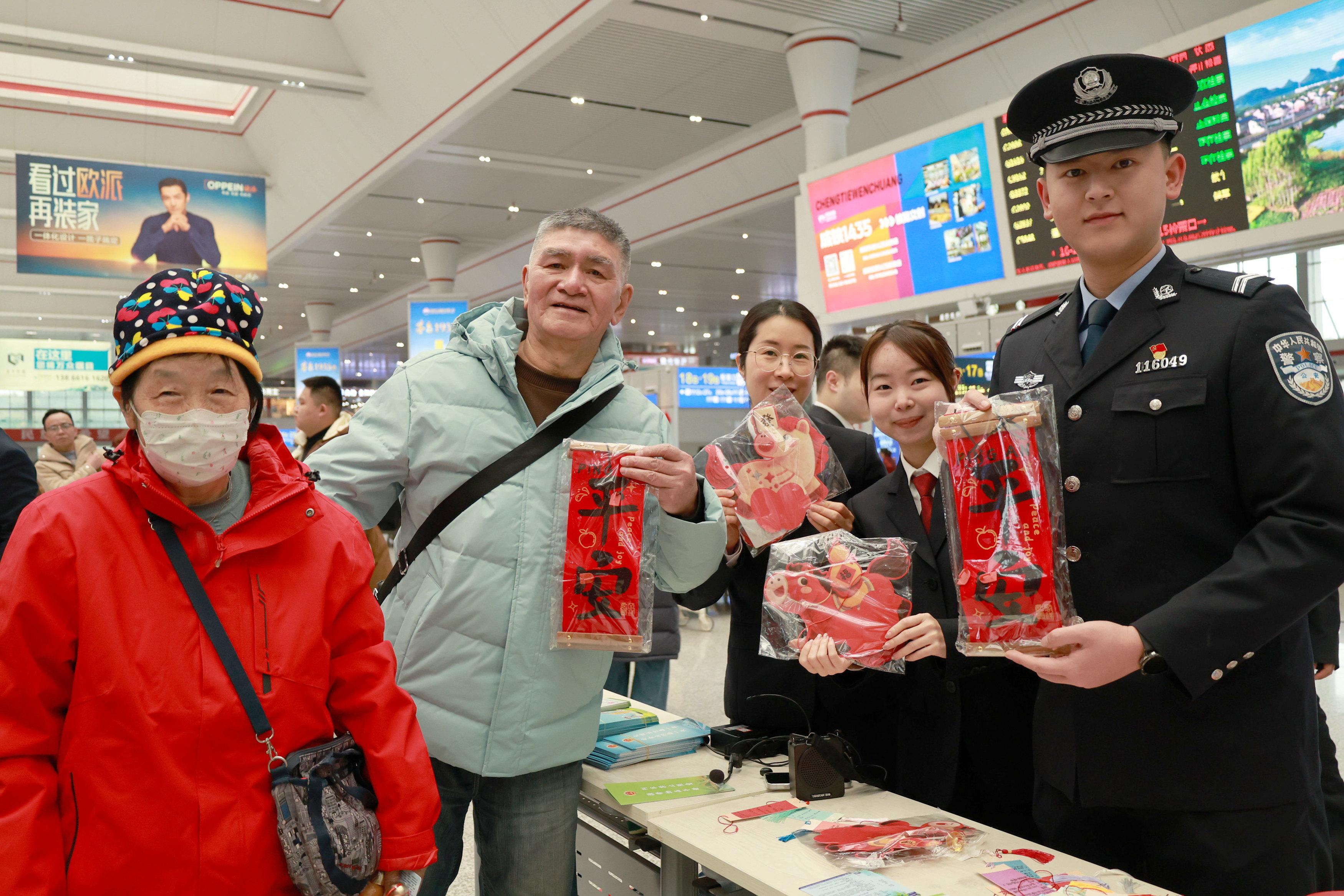 8 通過有獎(jiǎng)互動(dòng)問答的方式讓法治知識(shí)深入人心.jpg