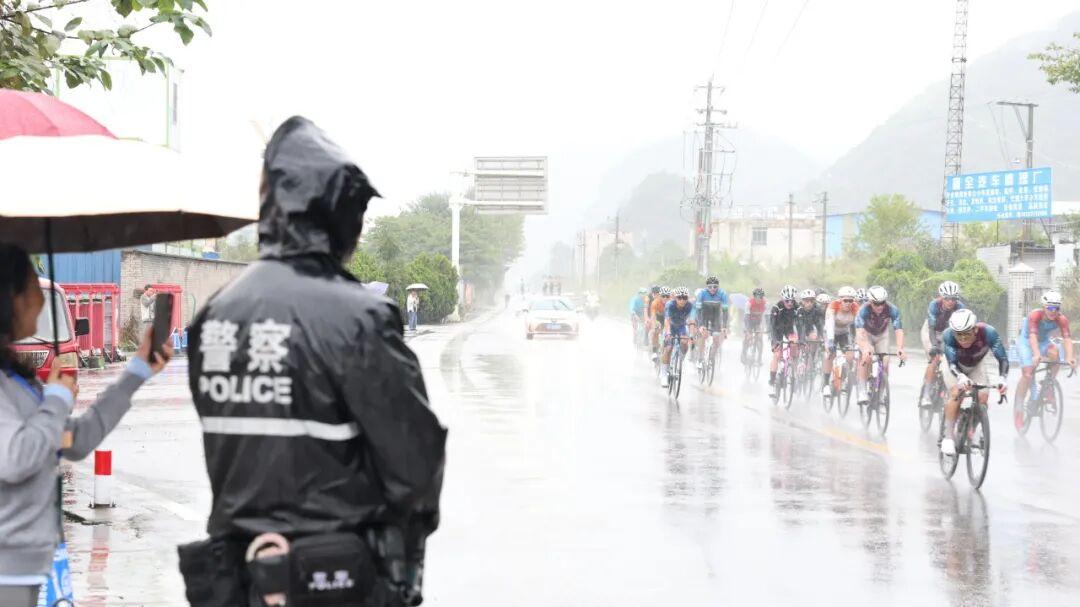 圖2 全力護(hù)航首屆環(huán)貴州公園省國際公路自行車賽?！?zhèn)寧自治縣公安局供圖.jpg