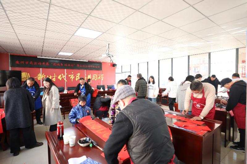 圖1 書法愛(ài)好者書寫春聯(lián)與福字.jpg