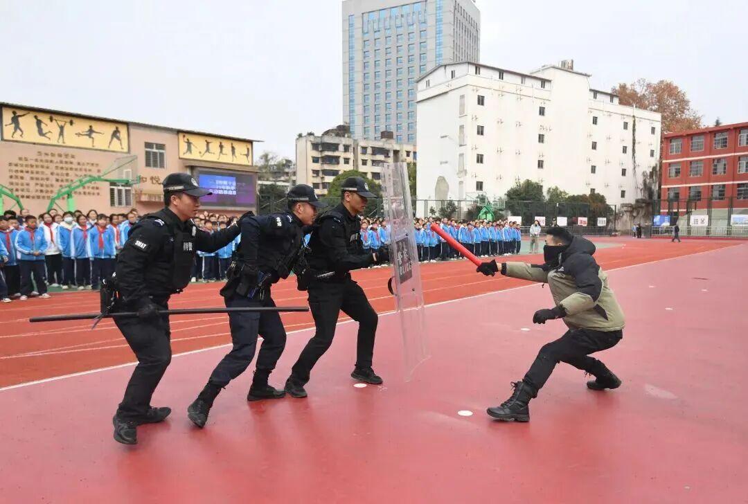 圖2 特警隊員現(xiàn)場講解襲擊應(yīng)對技巧.jpg