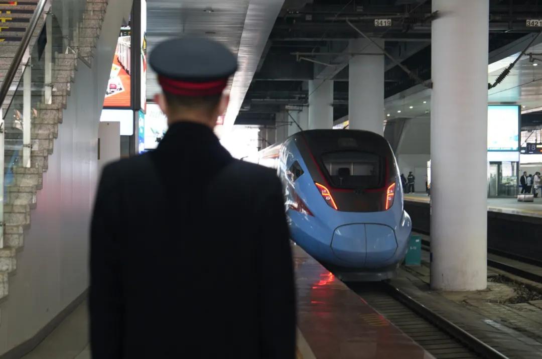 圖3 工作人員在站臺(tái)工作背影.jpg