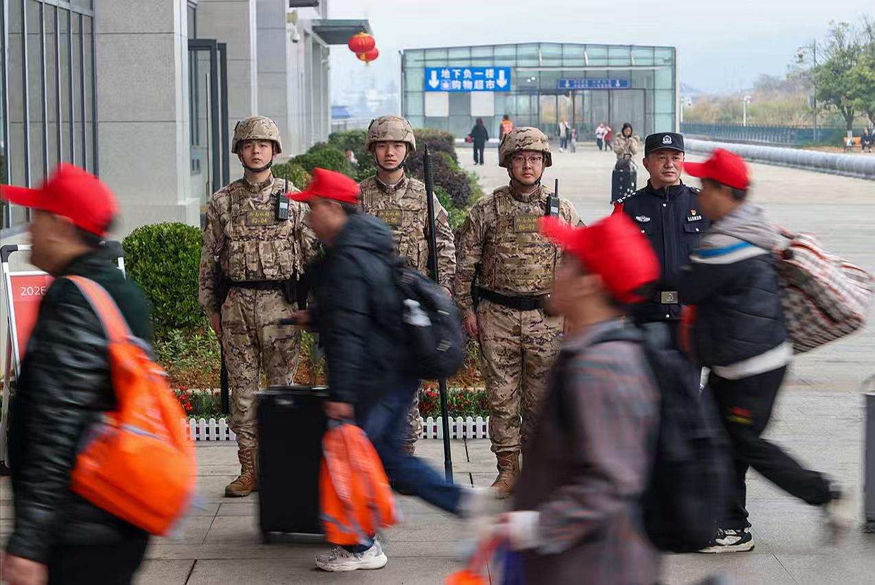 圖3駐站武警守護(hù)務(wù)工旅客有序進(jìn)站乘車。.jpg