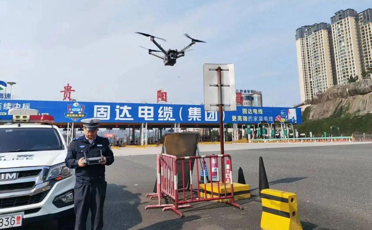 圖1  執(zhí)勤交警正使用無(wú)人機(jī)巡視路面情況.jpg