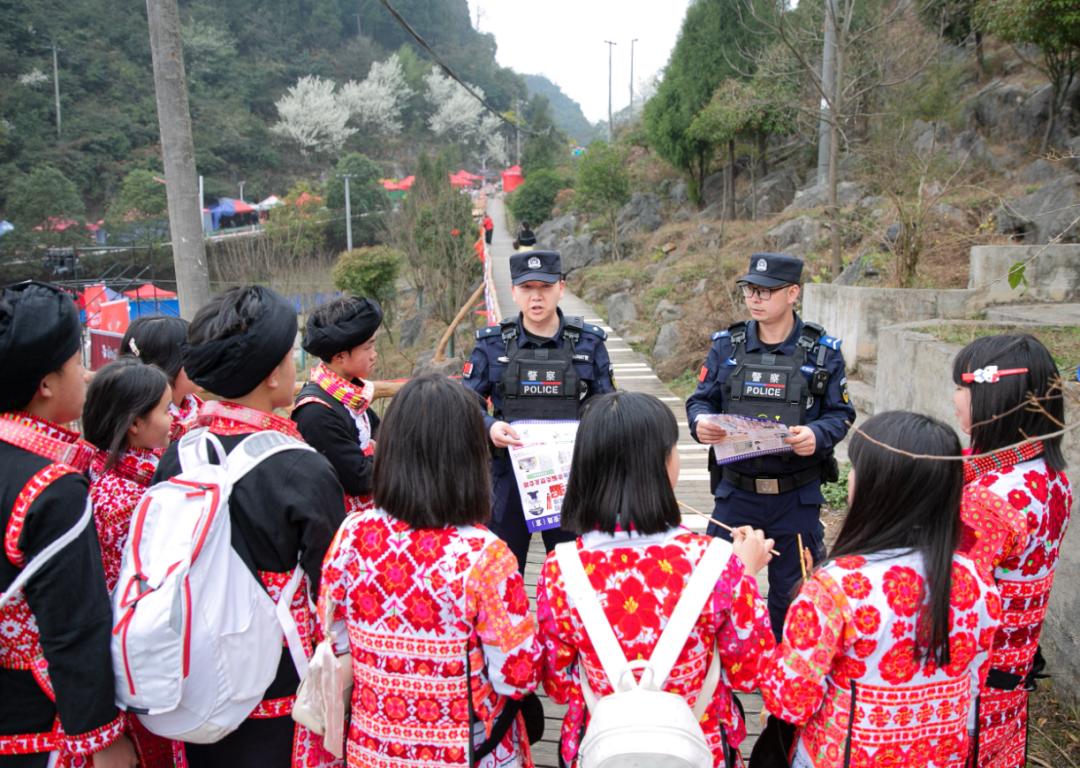圖2 民警們手拿禁毒、反詐、防火防盜宣傳品開展宣傳.jpg