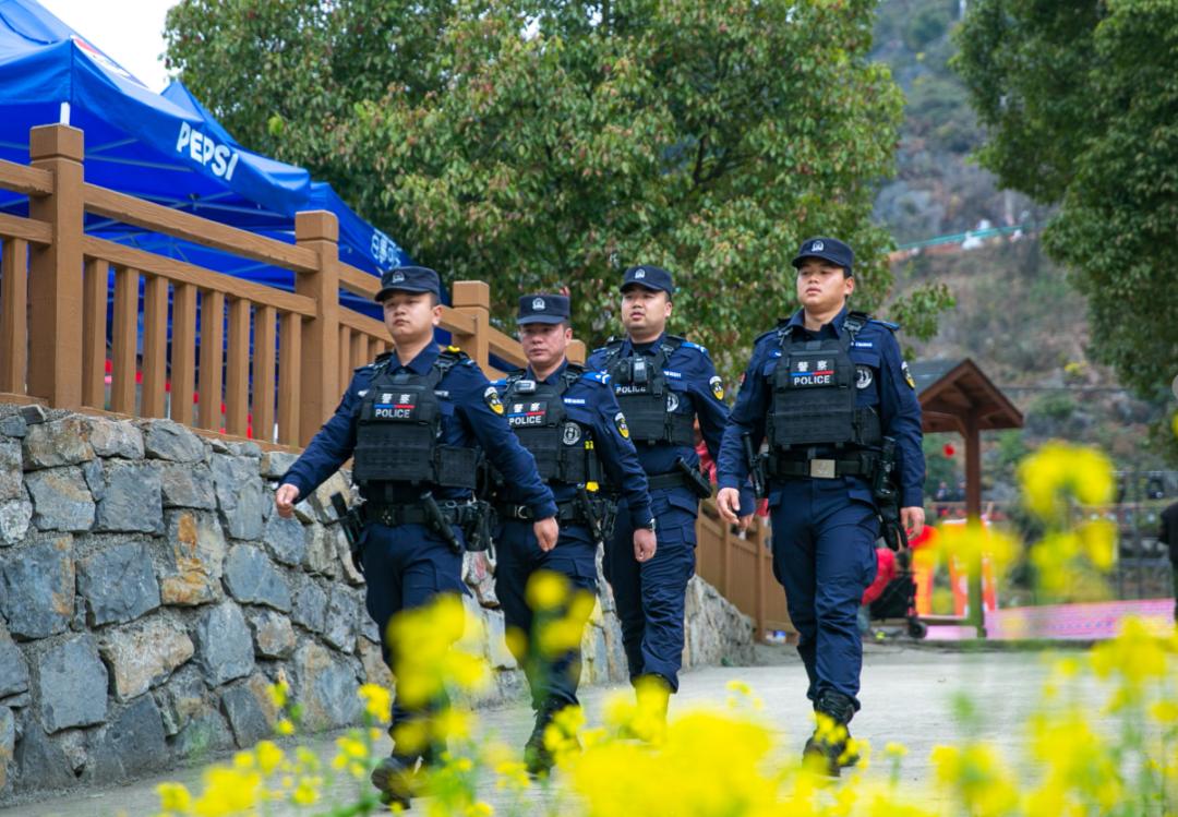 圖3  民警開展現(xiàn)場安全巡邏.jpg