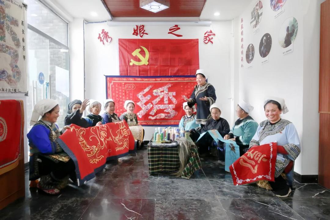 圖2  三都縣雪花湖繡娘“巾幗”調(diào)解服務(wù)隊(duì).jpg