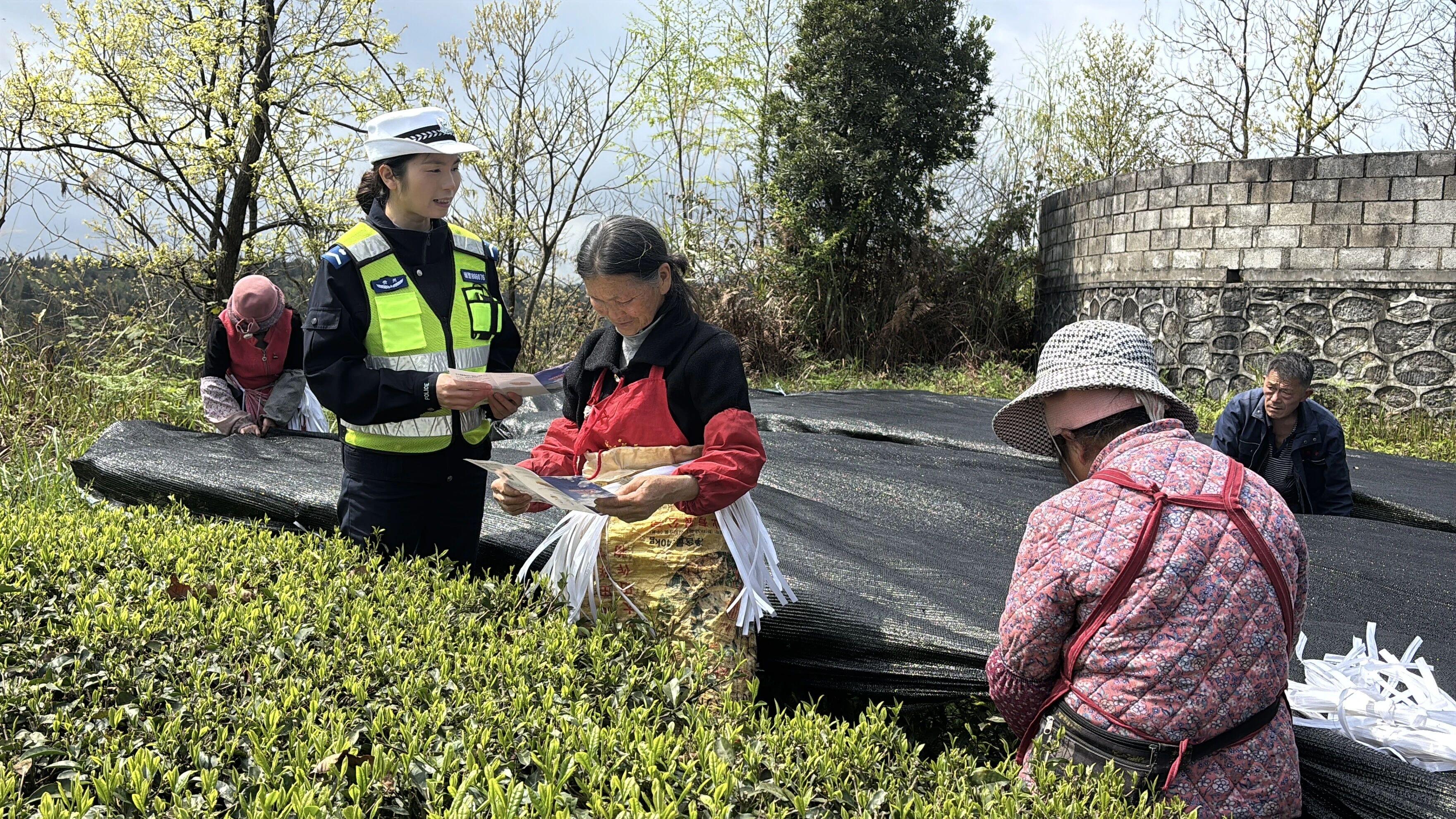 圖1 民警向群眾講解反詐知識.jpg