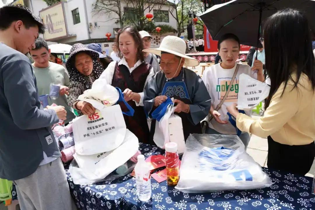 圖 2  宣講團在花溪區(qū)龍井村宣講國家安全知識.jpg