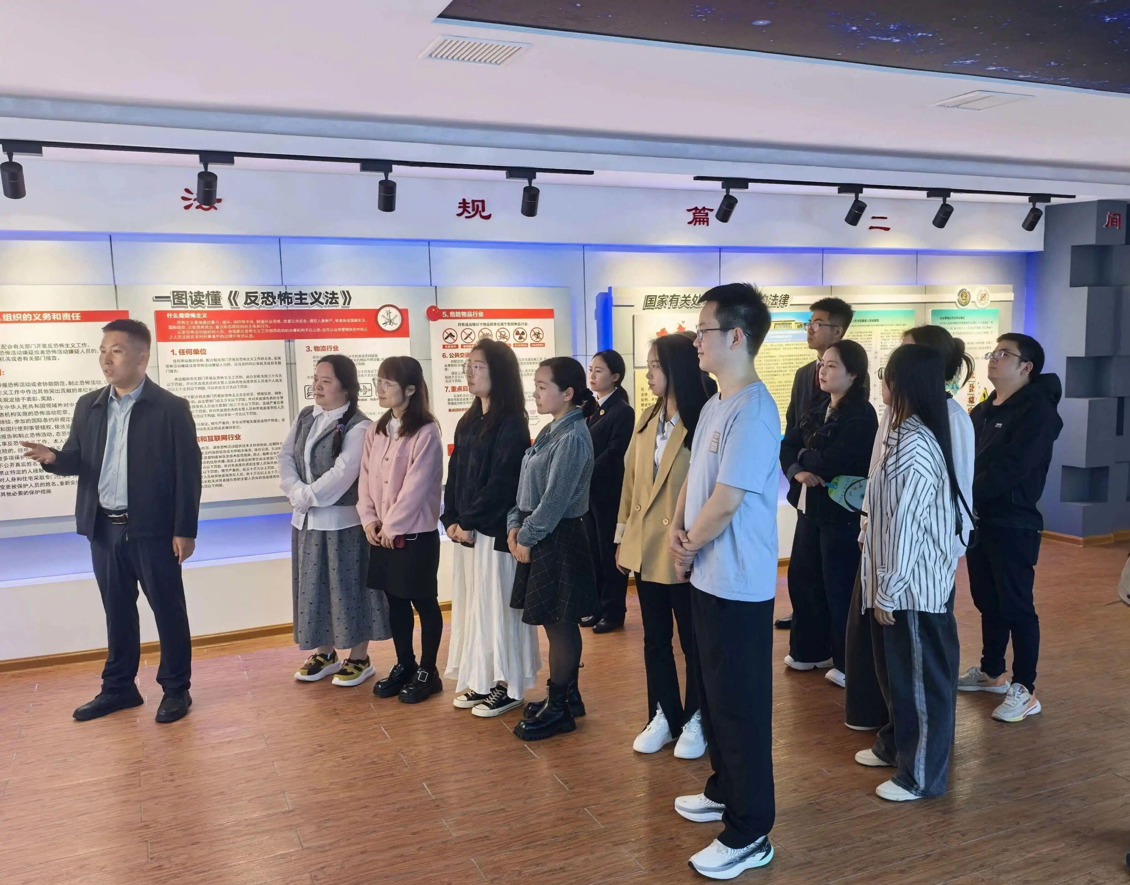 圖2 全體干部職工前往區(qū)委黨校國(guó)家安全警示教育基地參觀學(xué)習(xí)。.jpg