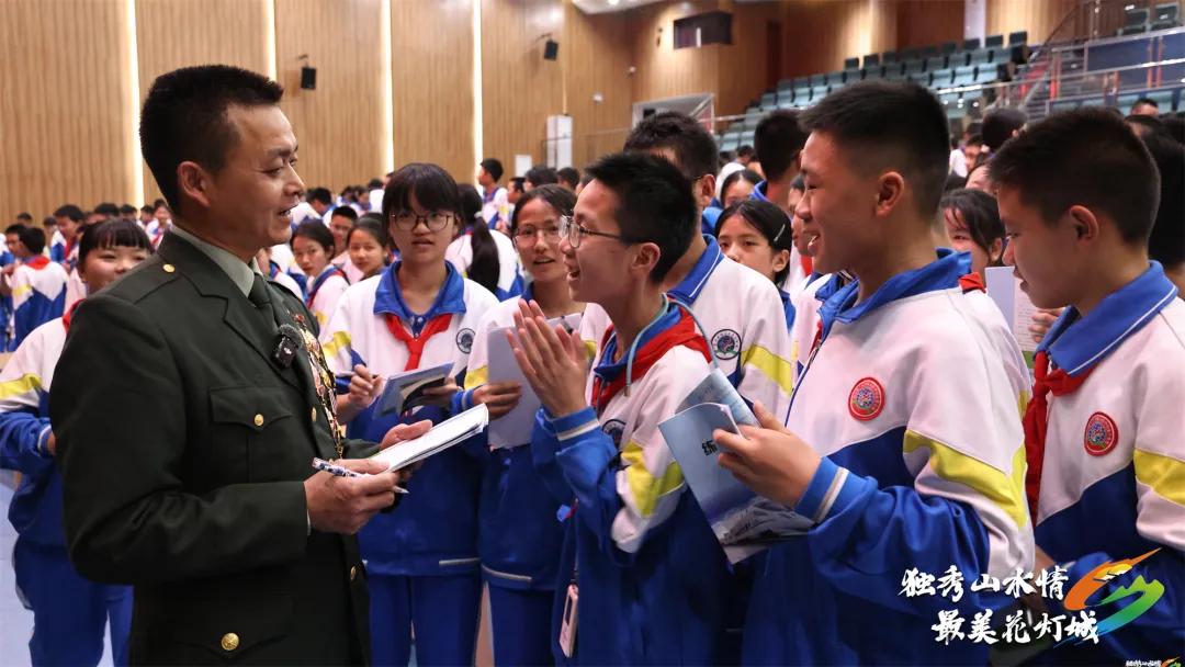 圖2 李應(yīng)榮與學(xué)生互動.jpg