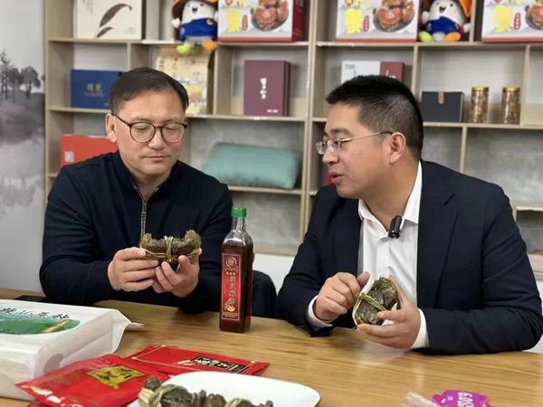 馬恒宏正在進(jìn)行電商直播。雙游村供圖