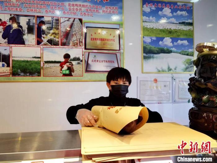 圖為鄭繼梅正在打包烤鵝。　謝宏秀供圖