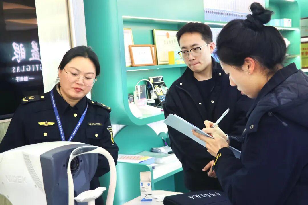 圖2 執(zhí)法人員對檢查情況做好信息登記.jpg