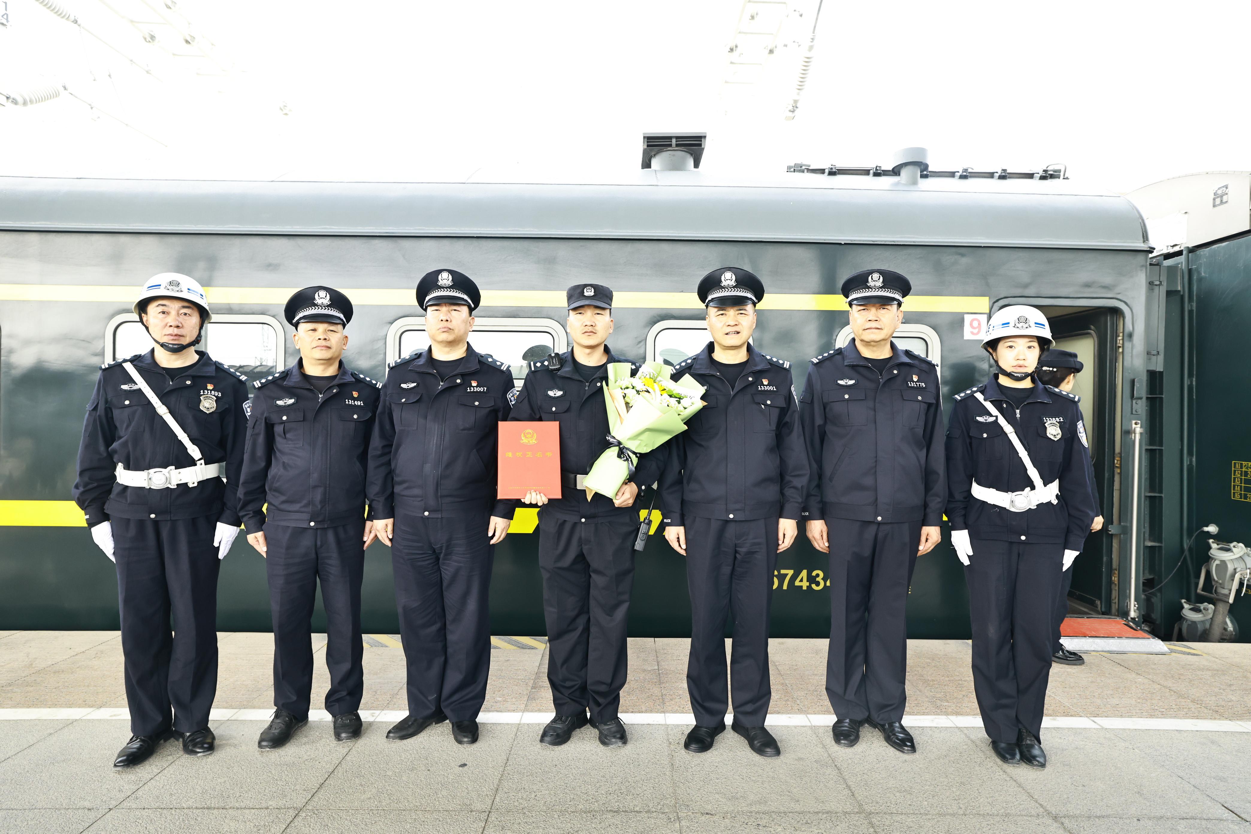 庫(kù)鐵警方為遭受誣告陷害民警頒發(fā)維權(quán)證明書