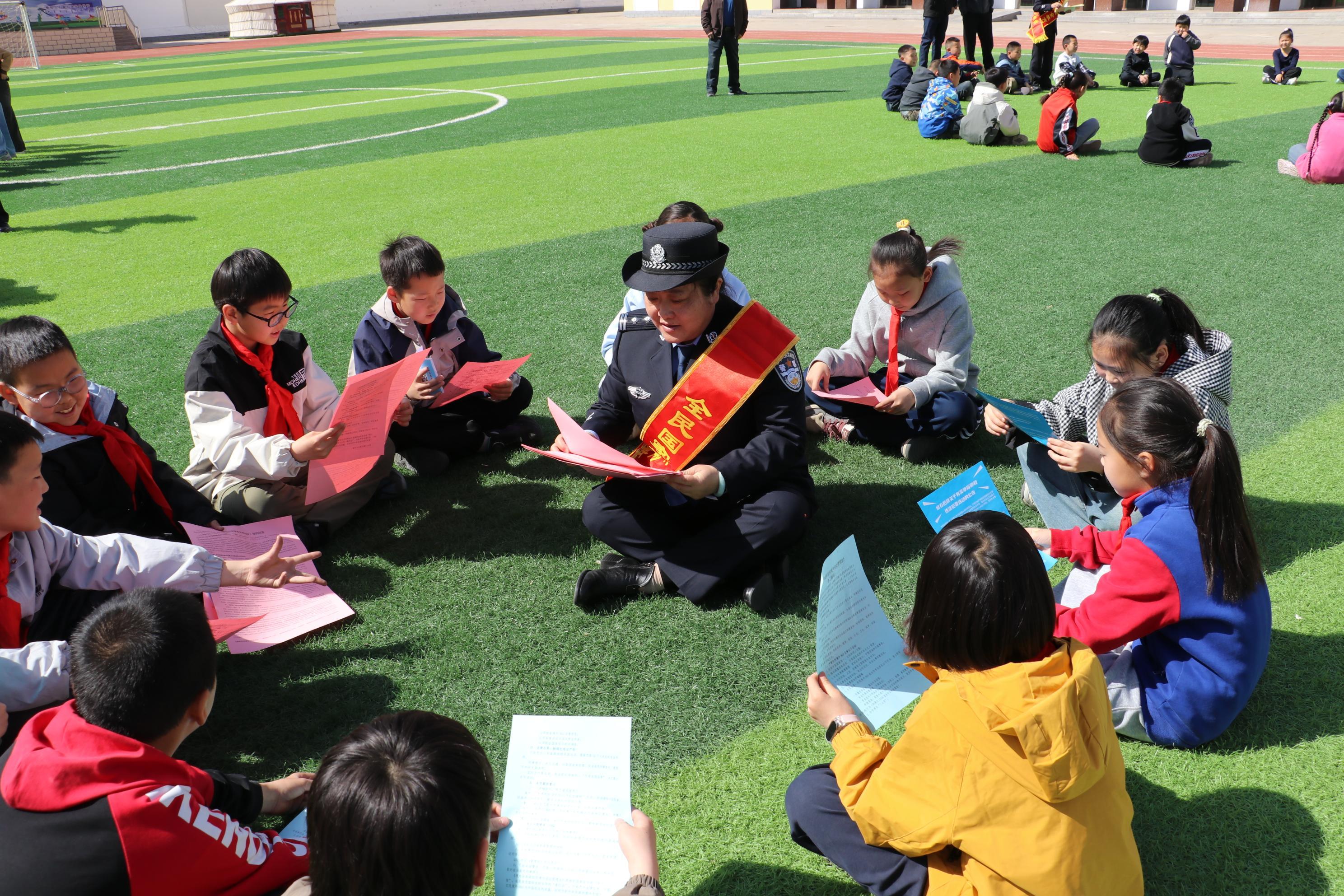 內(nèi)蒙古烏蘭察布市察哈爾右翼后旗公安機(jī)關(guān)走進(jìn)學(xué)校開展國(guó)家安全宣傳活動(dòng)