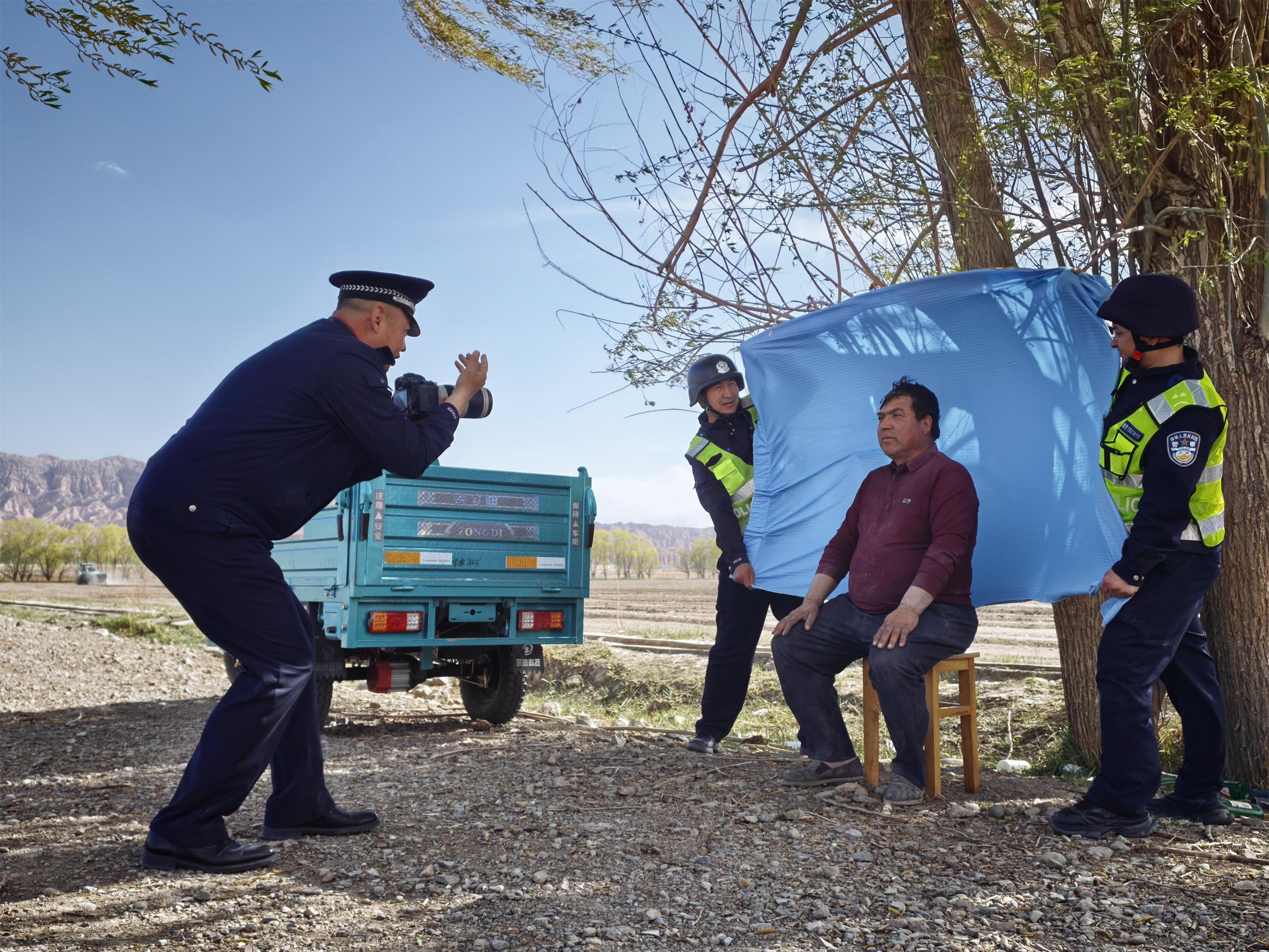 新疆烏?。禾镩g設(shè)點(diǎn)解民憂“牧田衛(wèi)士”護(hù)春耕