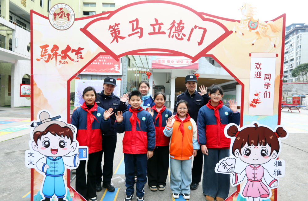 江西分宜：開學(xué)首日“警”相伴