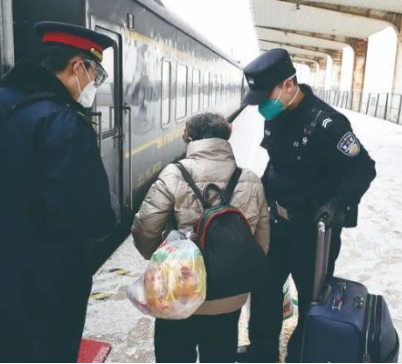 10年后，他戴上了父親的警號(hào)，開啟了第一次春運(yùn)執(zhí)勤