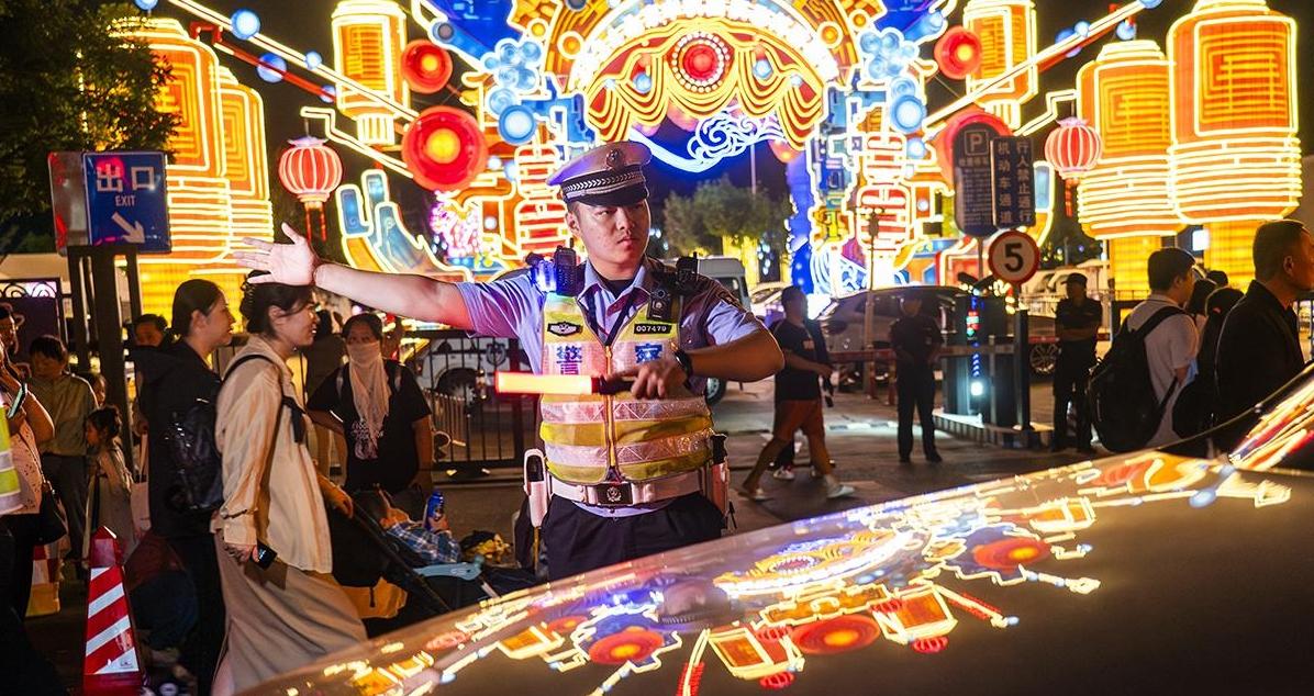 北京警方全力護航“京彩燈會”夜平安