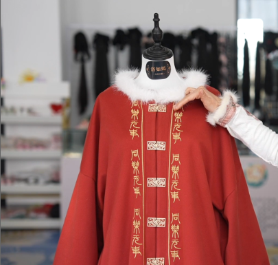 新春走基層 | 香味漢服、AI設(shè)計(jì)……漢服里的“黑科技”