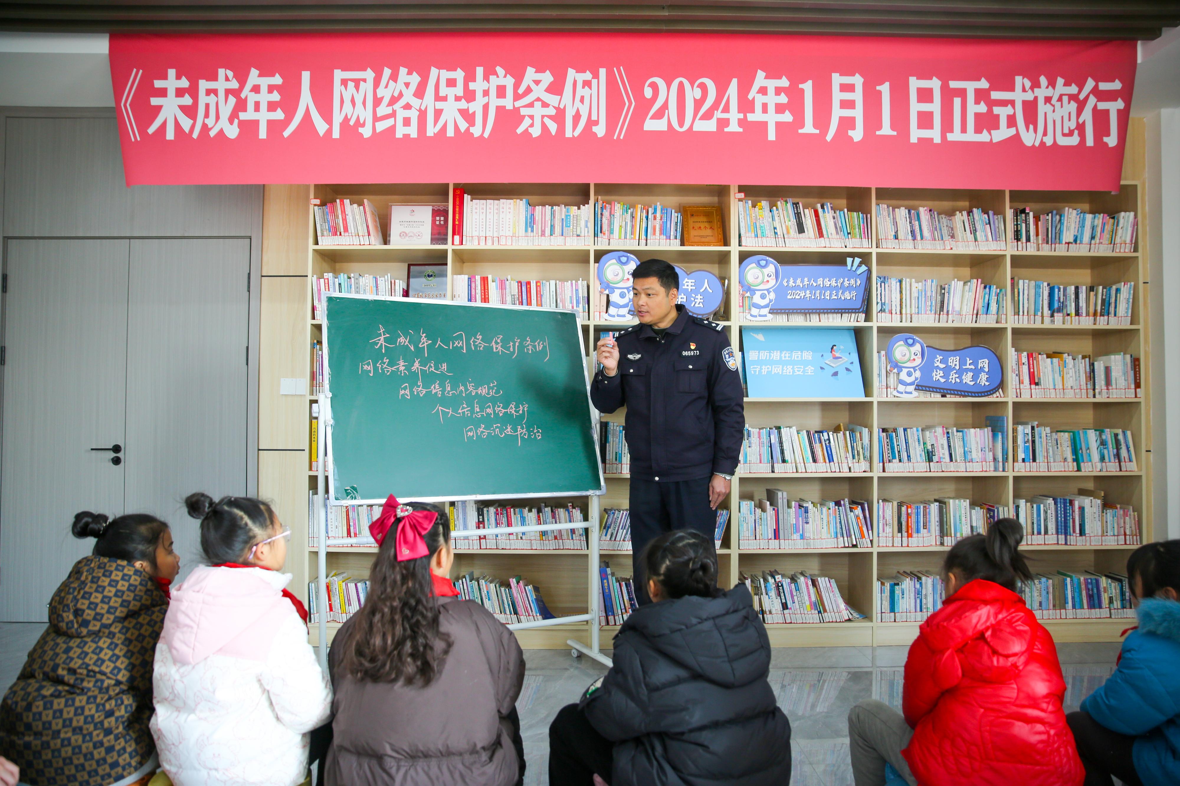 2024年1月1日，在江蘇南通如皋市城南街道新華社區(qū)農(nóng)家書屋內(nèi)，網(wǎng)絡(luò)普法志愿者向?qū)W生講解《未成年網(wǎng)絡(luò)安全保護(hù)條例》相關(guān)內(nèi)容。.jpg