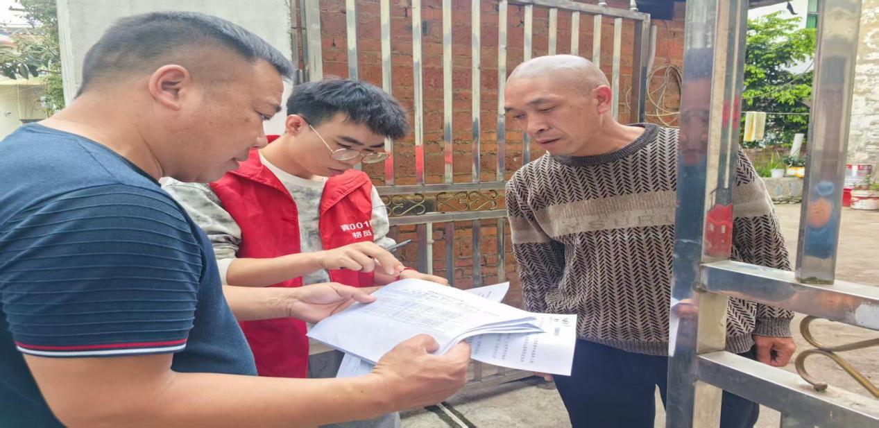 龍井村村兩委及網(wǎng)格員入戶給村民宣傳未成年人防溺水，電信詐騙等內(nèi)容.jpg