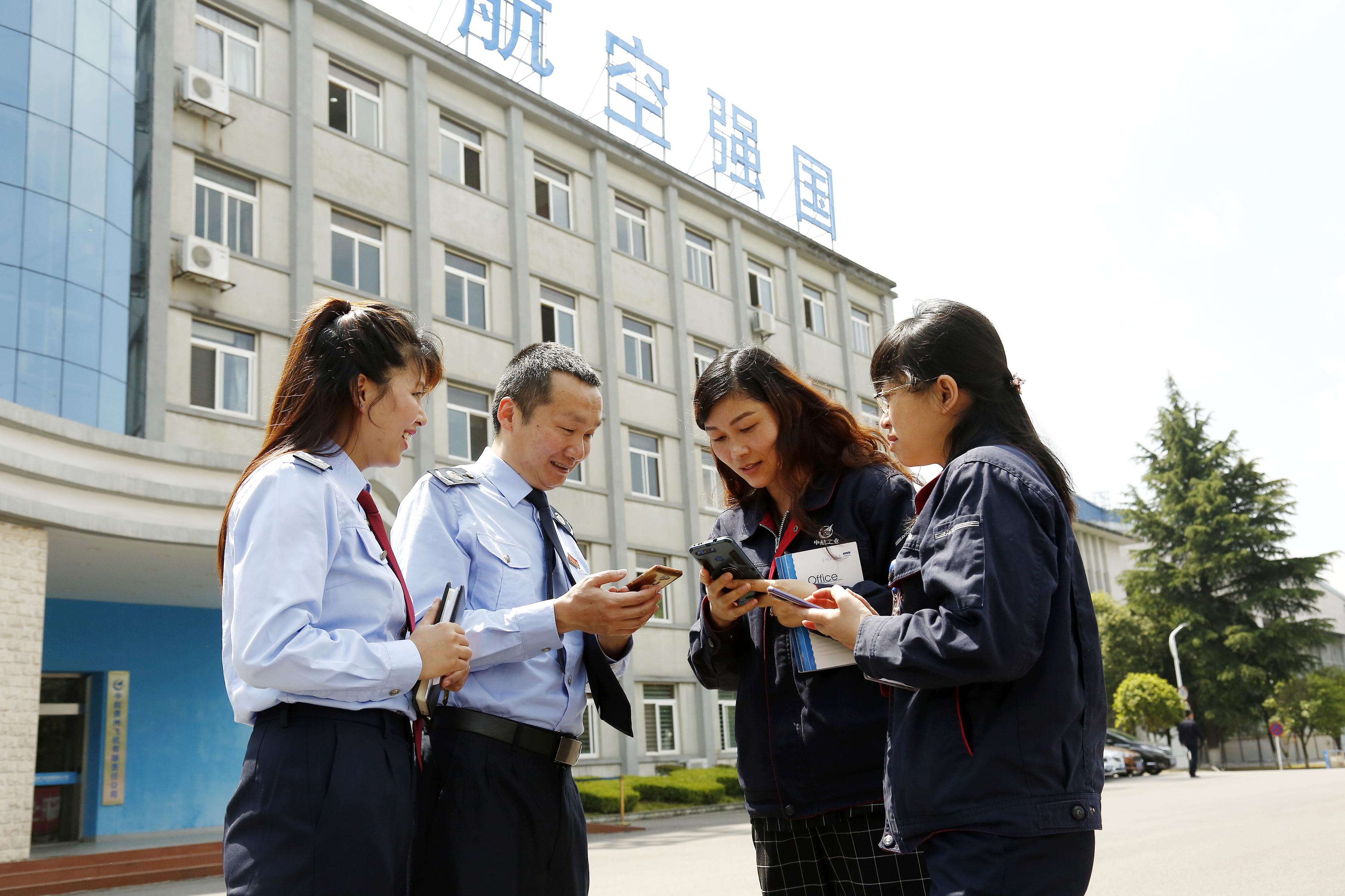 “金稅委員” 走進企業(yè)，為企業(yè)詳細解說稅務部門在減稅降費、納稅服務、助企紓困等方面的措施與成效，并專項輔導企業(yè)所需稅費知識。.jpg