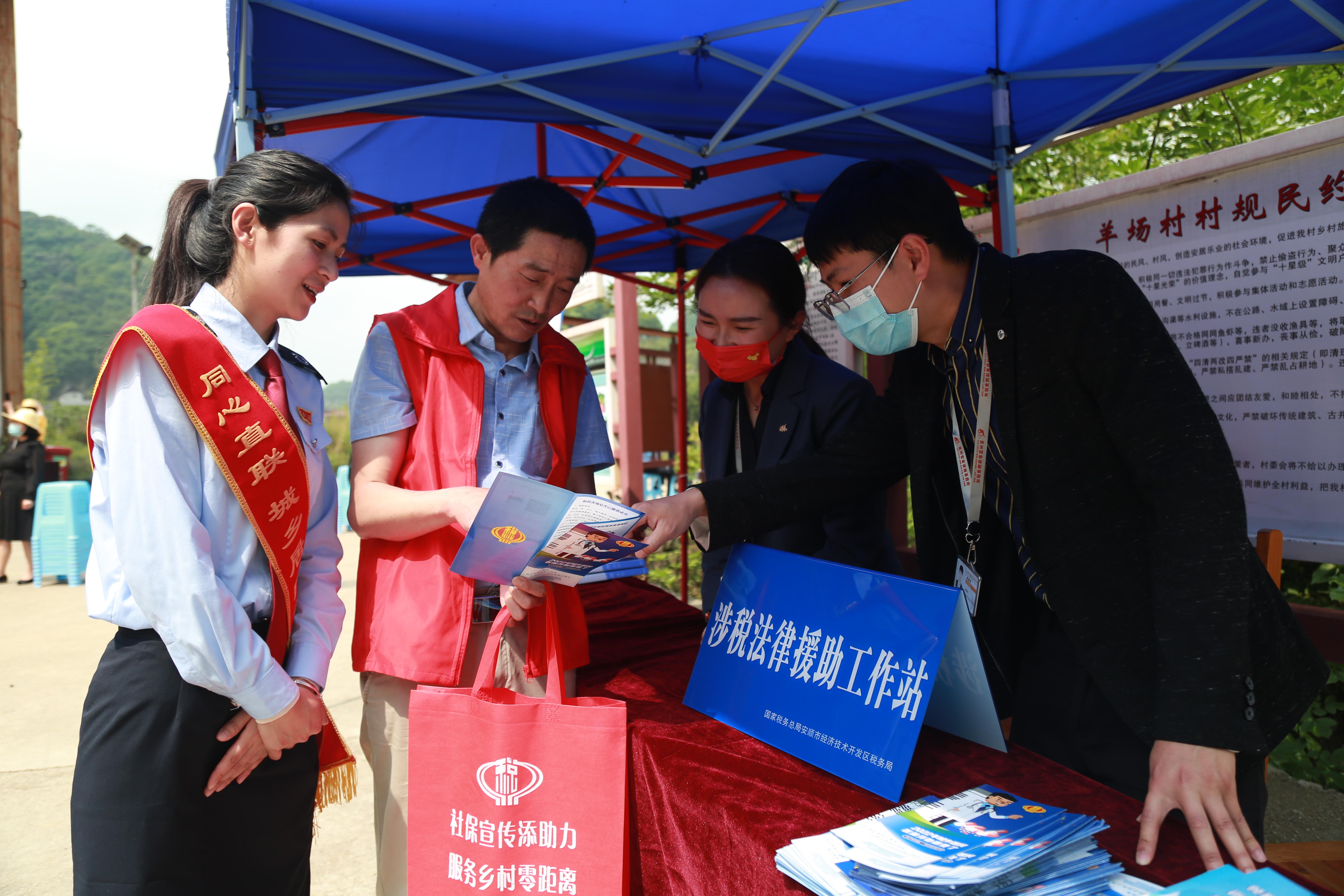 以青年稅務干部為主體，打造“鄉(xiāng)村振興助農服務隊”，走進鄉(xiāng)村、農業(yè)合作社提供發(fā)票代開指導、社保繳費宣傳、涉稅政策咨詢等稅費服務。.jpg